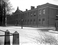 810477 Gezicht op de voorgevel van de Gemeentelijke Hogere Burgerschool (Van Wijckskade 20) te Utrecht.N.B. In 1938 is ...